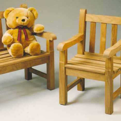 Mit einer Sitzhöhe von 30 cm ist er für Kinder bequem erreichbar.