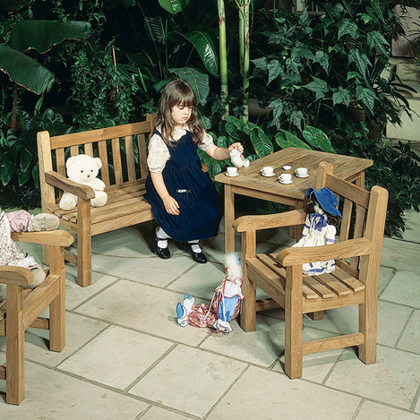 Dieser Tisch ist aus hochwertigem Teakholz gefertigt.
