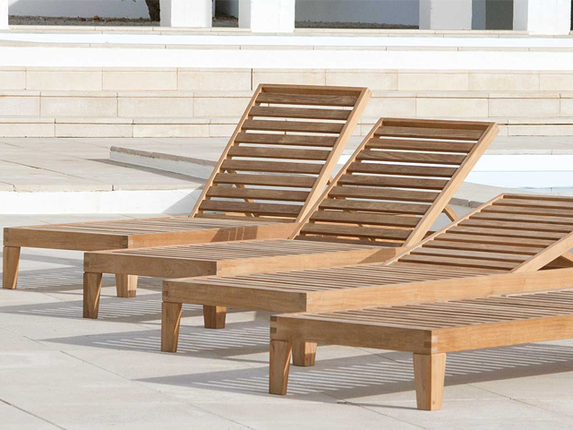 Elegante Teakholz Sonnenliege Capri für Terrasse und Garten, verstellbar in vier Positionen, verbindet sich mit anderen Liegen dank Messingklammern.