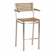Der Equinox Barstuhl mit Armlehne Teak ist ein eleganter Barhocker, der aus robustem Edelstahl 316 und hochwertigem Teakholz gefertigt ist. Mit einer Sitzhöhe von 72 cm und einer Armlehnhöhe von 92 cm bietet der Stuhl maximalen Komfort.