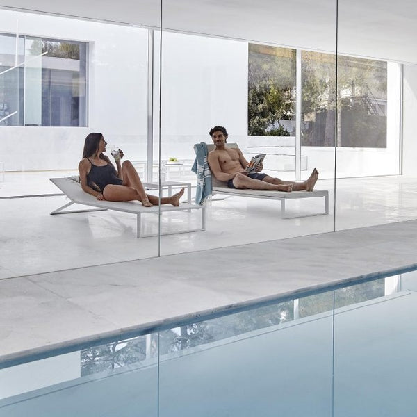 Gandia Blasco Blau Chaise Lounge in weiß, am Pool 