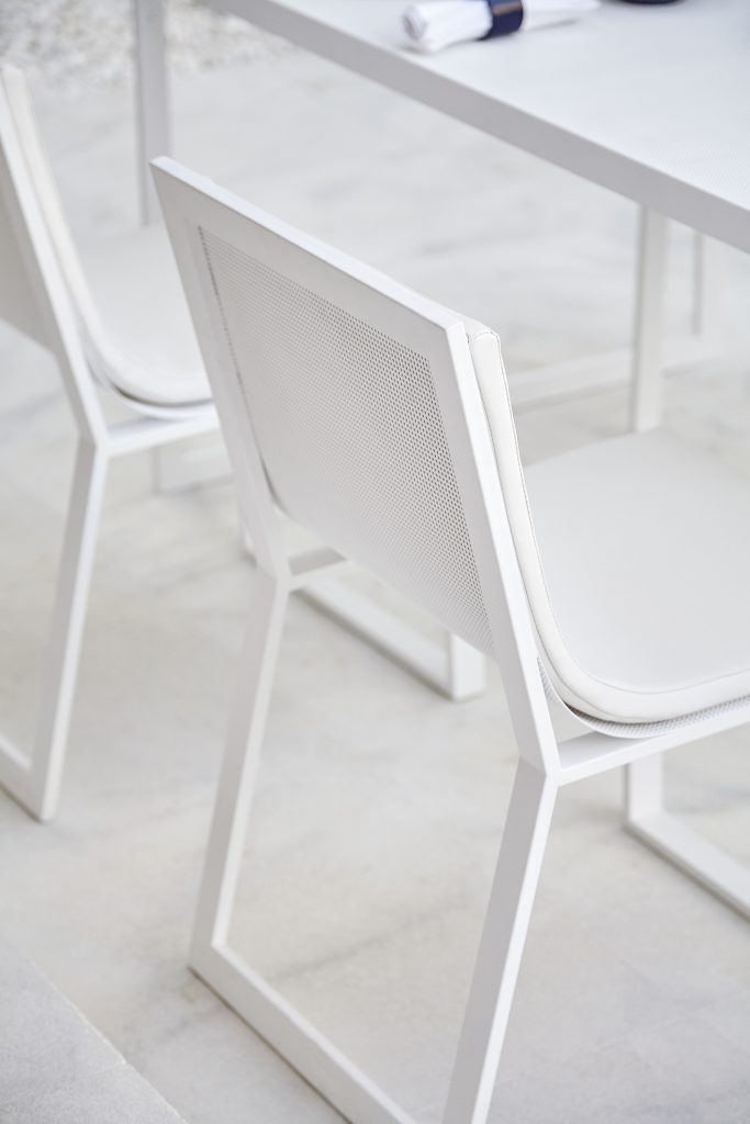 Gandia Blasco Blau Dining Chair in weiß, Rückansicht, am Tisch 