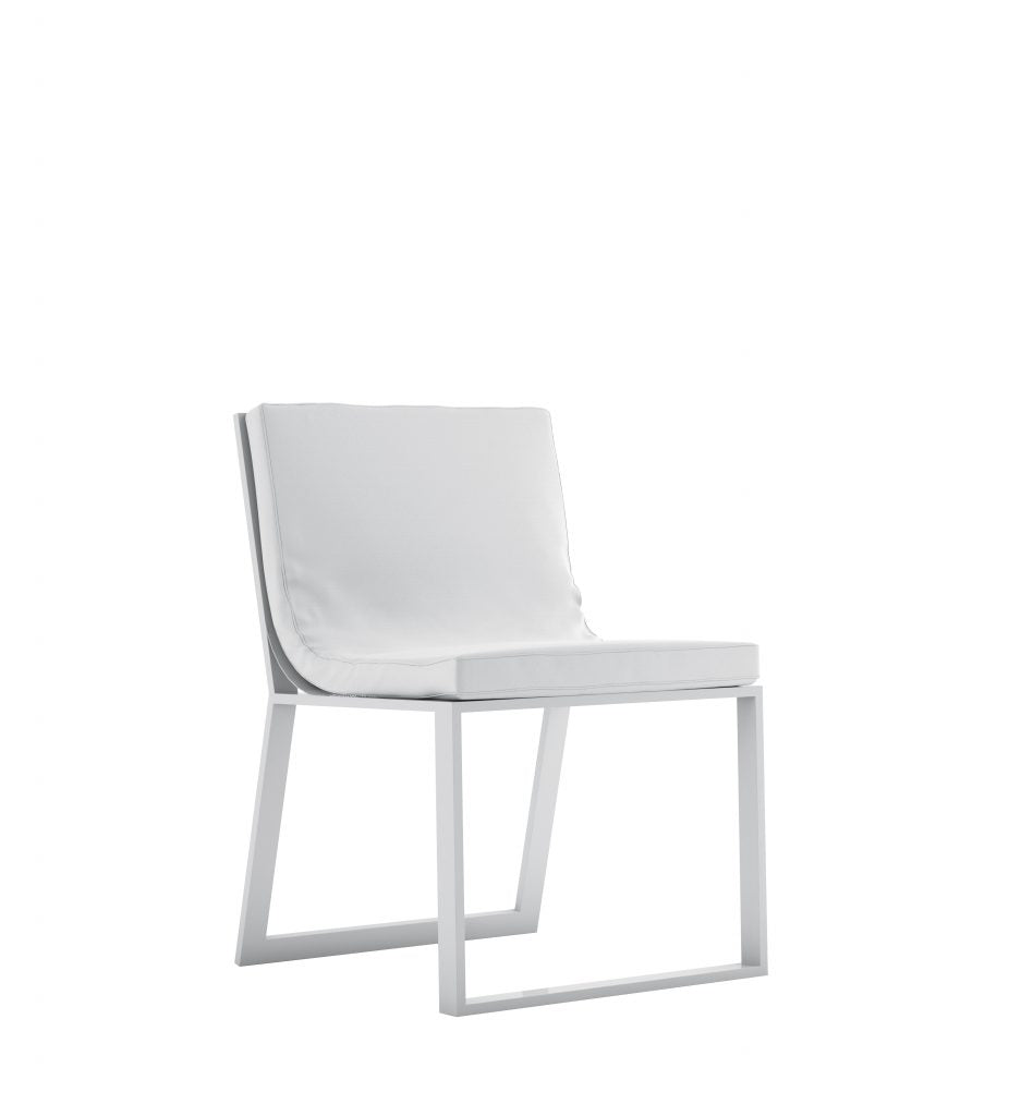 Gandia Blasco Blau Dining Chair in weiß, Frontansicht, leicht seitlich 