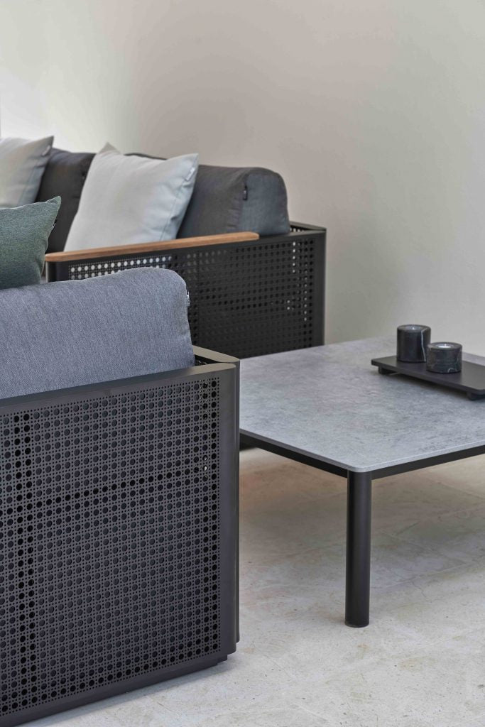 Gandia Blasco Bosc 2 Seat Sofa in schwarz, Details Seitenansicht 