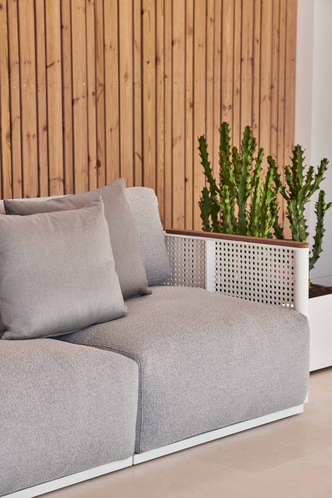 Gandia Blasco Bosc 2 Seat Sofa in weiß, Frontansicht mit Armlehne aus Holz 