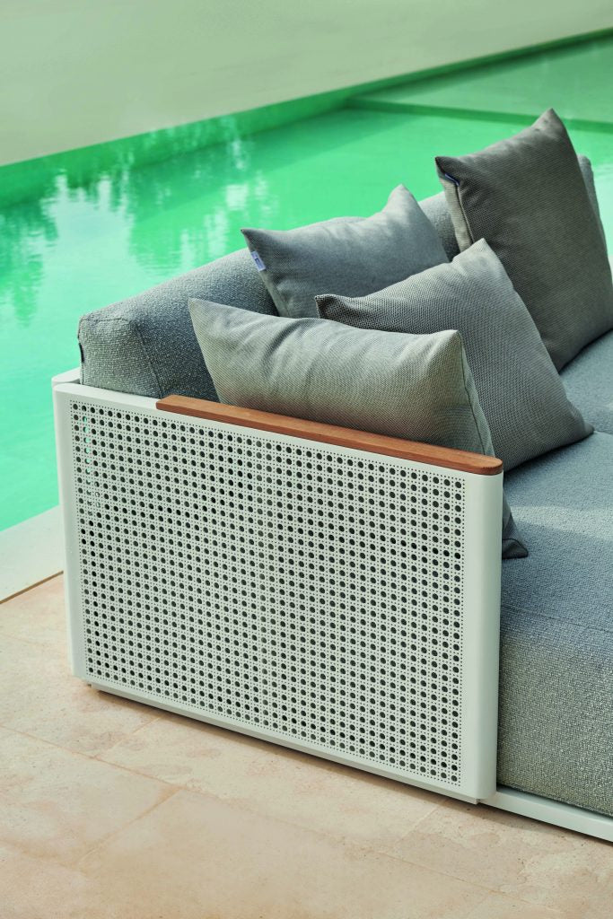 Gandia Blasco Bosc 2 Seat Sofa in weiß, Seitenansicht mit Armlehne aus Holz 