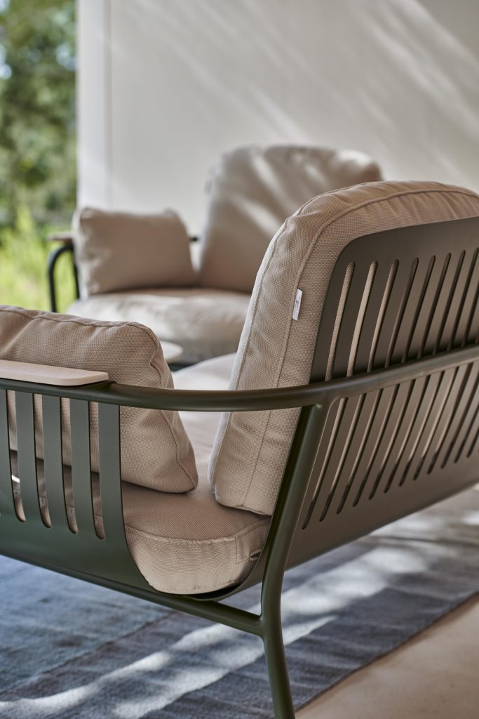 Gandia Blasco Capa 2 Seat Sofa in grün/patio, Rückansicht, etwas seitlich 