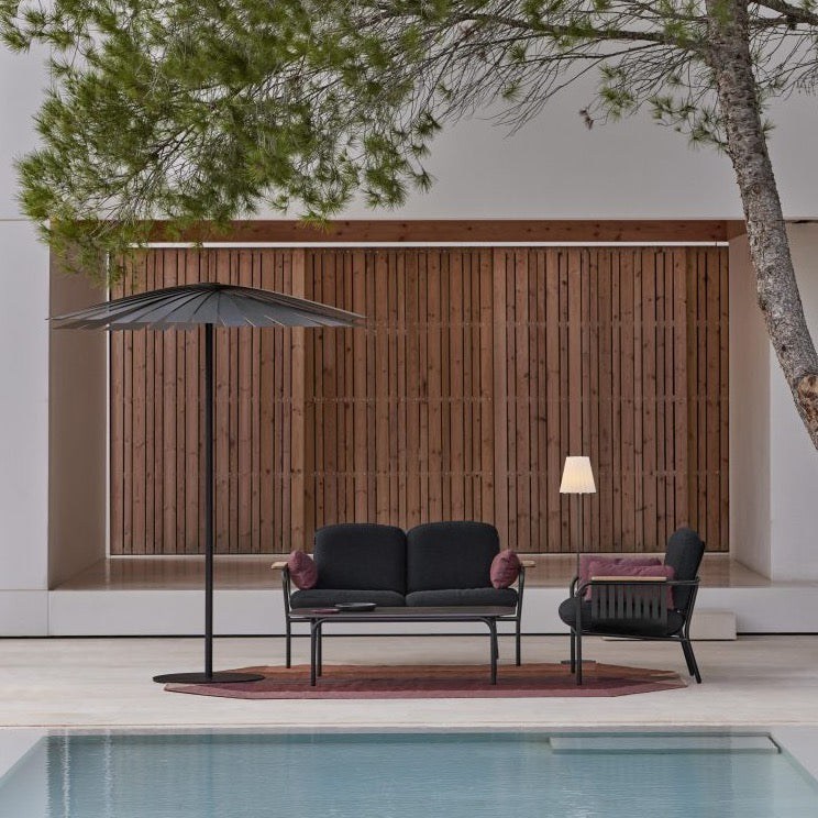 Gandia Blasco Capa 2 Seat Sofa in schwarz, Frontansicht, am Pool