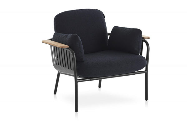 Gandia Blasco Capa Lounge Chair in schwarz, Frontansicht, leicht seitlich 