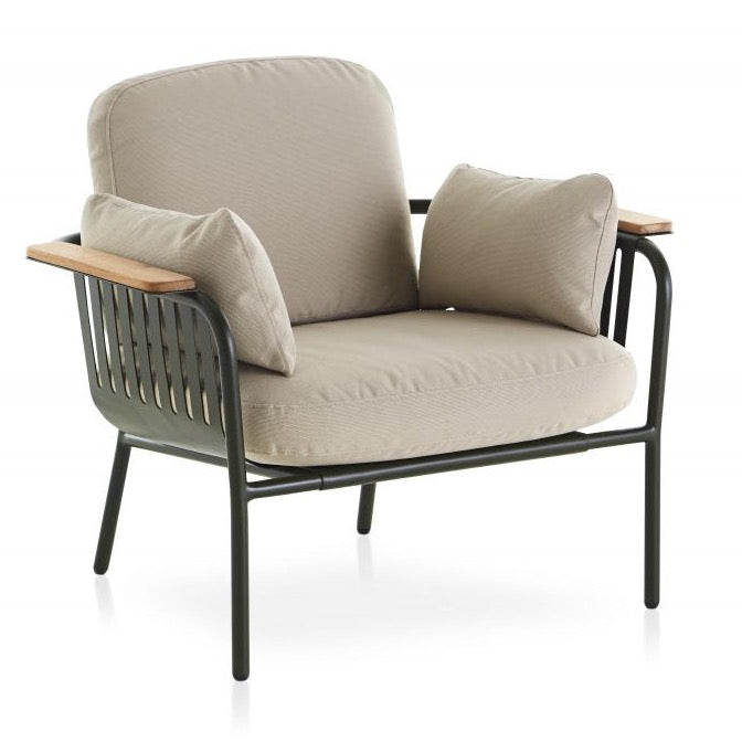 Gandia Blasco Capa Lounge Chair in grün/beige, Frontansicht, leicht seitlich 