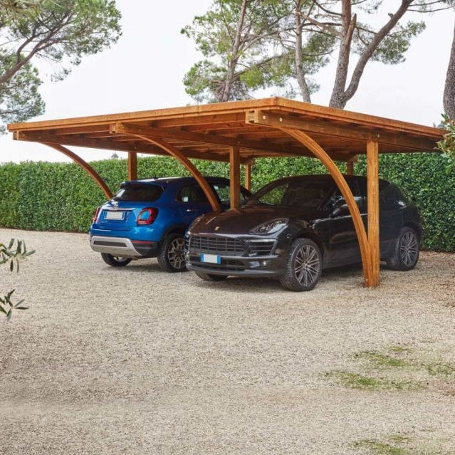 Das Covercar Doppelcarport von Unopiu ist eine elegante und robuste Überdachung für zwei Autos. Es besteht aus imprägniertem Kiefernholz und hat ein grünes Dach. Das Carport ist in den Farben Kiefer und Weiß erhältlich und kann bei Bedarf erweitert werden.