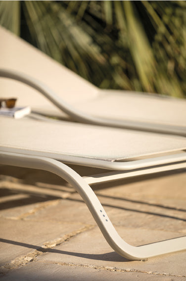 Ego Paris Sonnenliege Marumi mit Armlehne und Tablett in beige