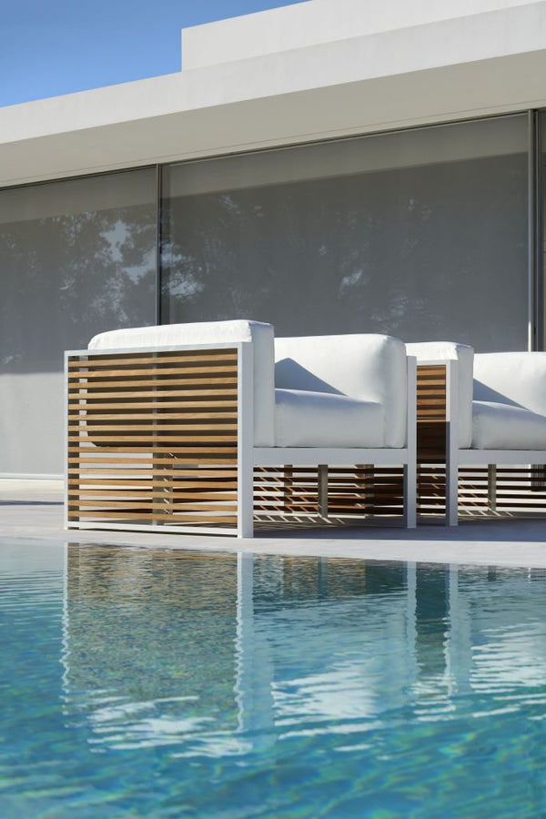 Gandia Blasco DNA Teak Lounge Chair in weiß/holz, Seitenansicht am Pool