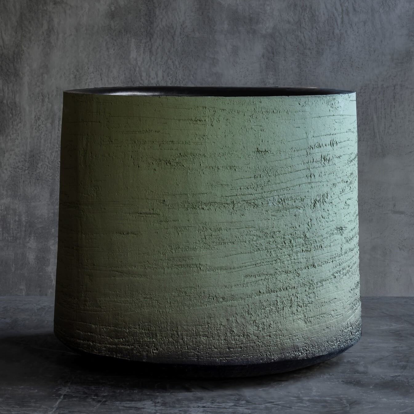 Großes Havanna Pflanzgefäß in charcoal neben modernen Outdoor-Möbeln, frostfestes Tonmaterial
