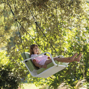 Egoparis bietet einen einzigartigen Sessel namens "Sutra" an, der nun auch in einer hängenden Version erhältlich ist, um ein Gefühl der Schwerelosigkeit zu erleben. Dieses innovative Möbelstück kann unter einem Baum oder einem Unterstand aufgehängt werden, um eine unvorhergesehene Pause zu genießen. 