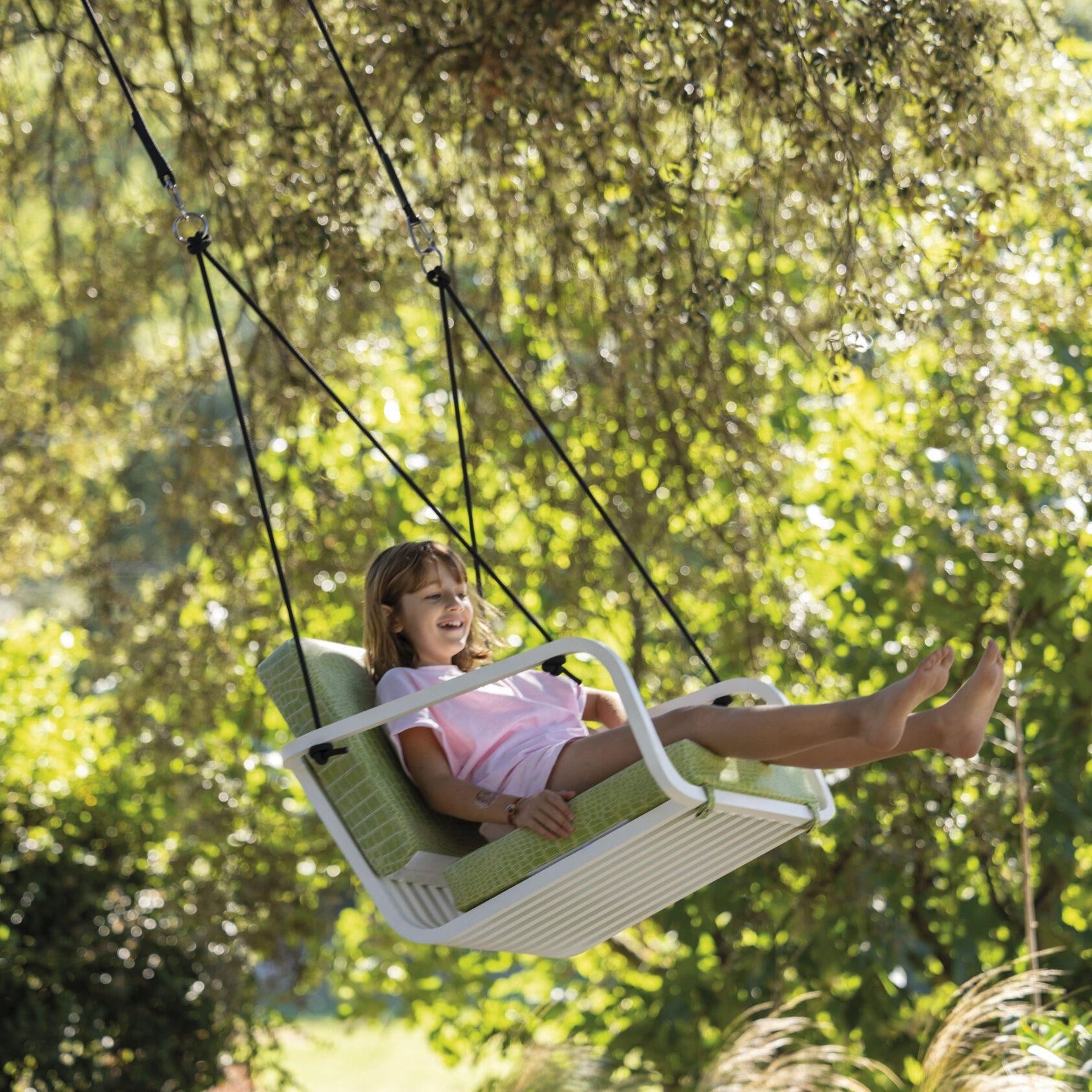 Egoparis bietet einen einzigartigen Sessel namens "Sutra" an, der nun auch in einer hängenden Version erhältlich ist, um ein Gefühl der Schwerelosigkeit zu erleben. Dieses innovative Möbelstück kann unter einem Baum oder einem Unterstand aufgehängt werden, um eine unvorhergesehene Pause zu genießen. 