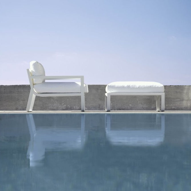 Gandia Blasco Flat Lounge Chair in weiß, Seitenansicht am Pool