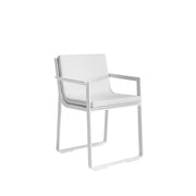 Gandia Blasco Flat Dining Armchair in weiß, Frontansicht, leicht seitlich 