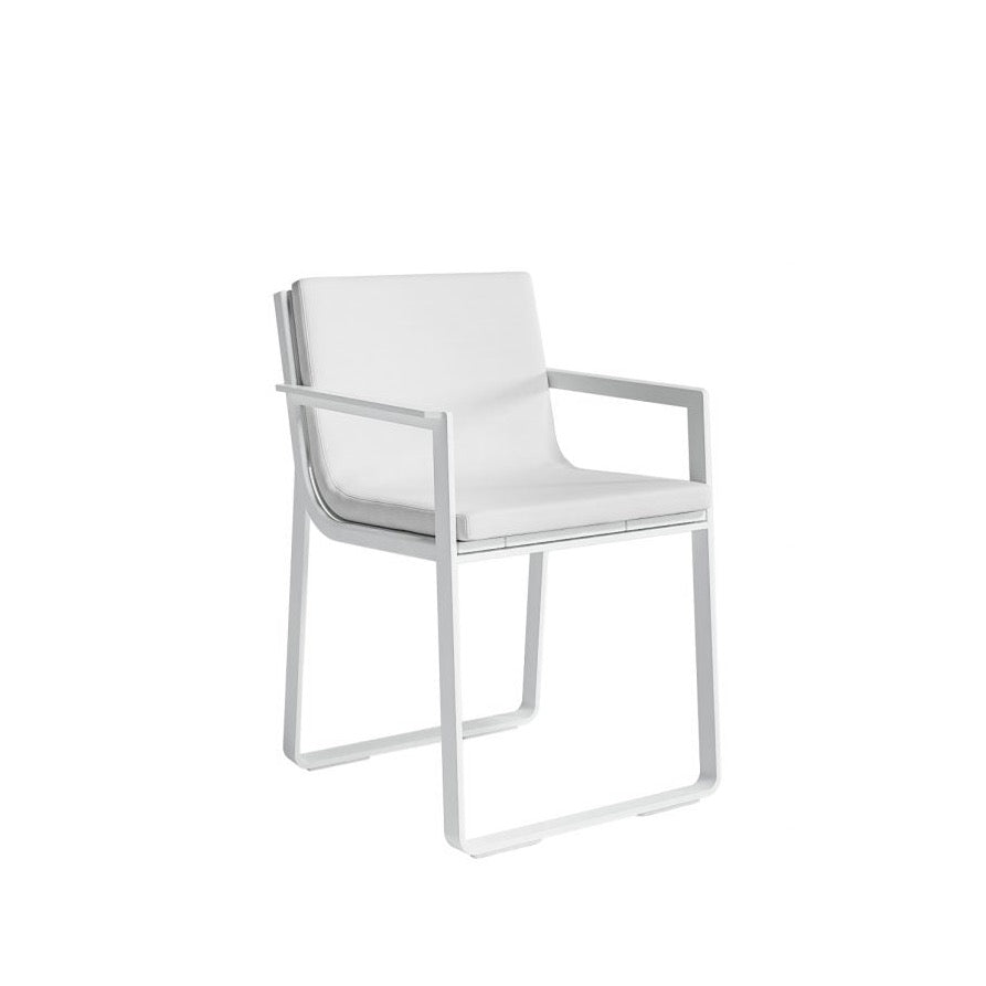 Gandia Blasco Flat Dining Armchair in weiß, Frontansicht, leicht seitlich 