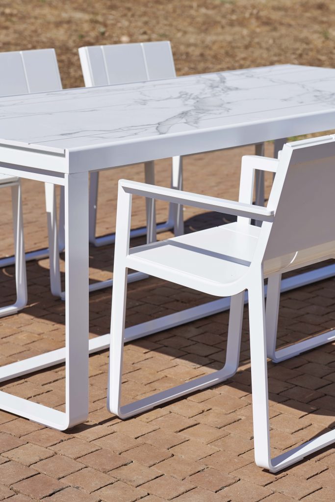Gandia Blasco Flat Dining Armchair in weiß, am Tisch 