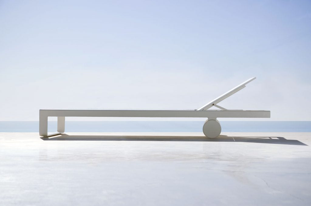 Gandia Blasco Flat High Chaise Lounge in weiß, Seitenansicht, ohne Kissen