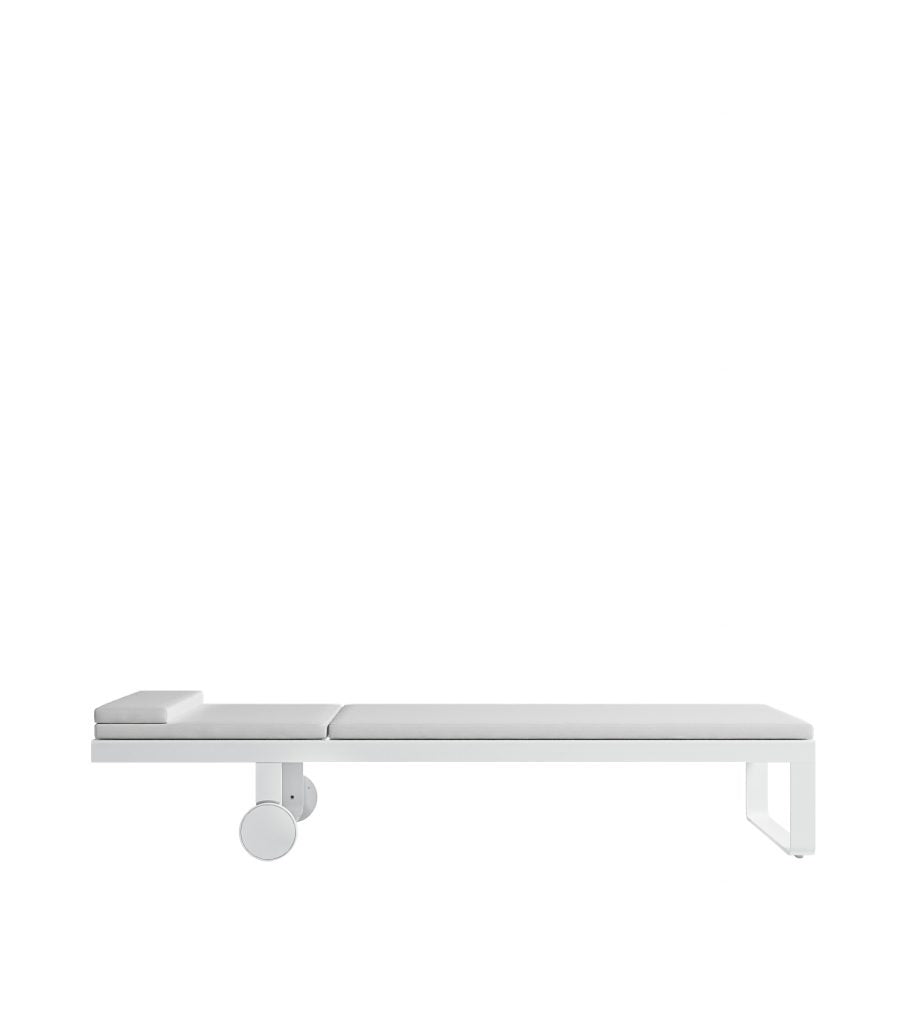 Gandia Blasco Flat High Chaise Lounge in weiß, Seitenansicht, mit Kissen