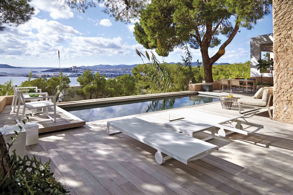 Gandia Blasco Flat Textil High Chaise Lounge in weiß, am Pool