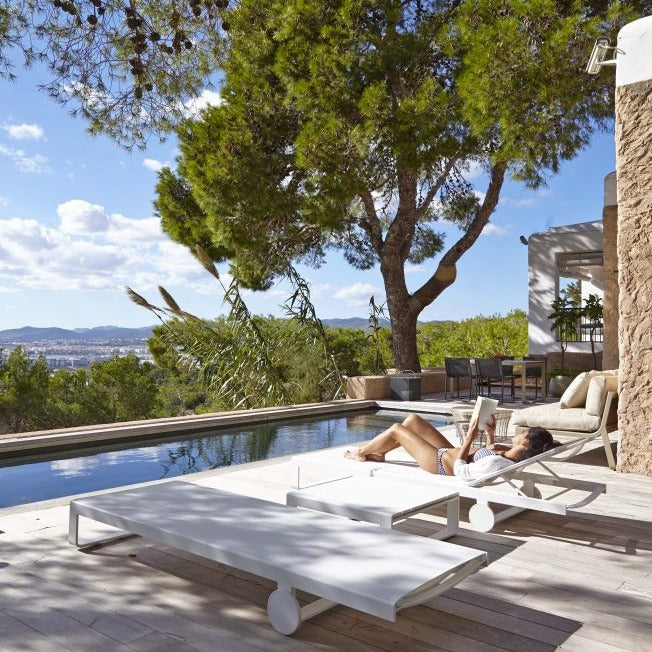Gandia Blasco Flat Textil High Chaise Lounge in weiß, am Pool