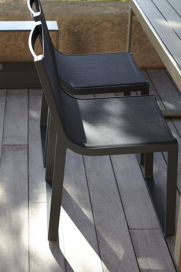 Gandia Blasco Flat Textil Dining Chair in anthracite, Seitenansicht, am Tisch 