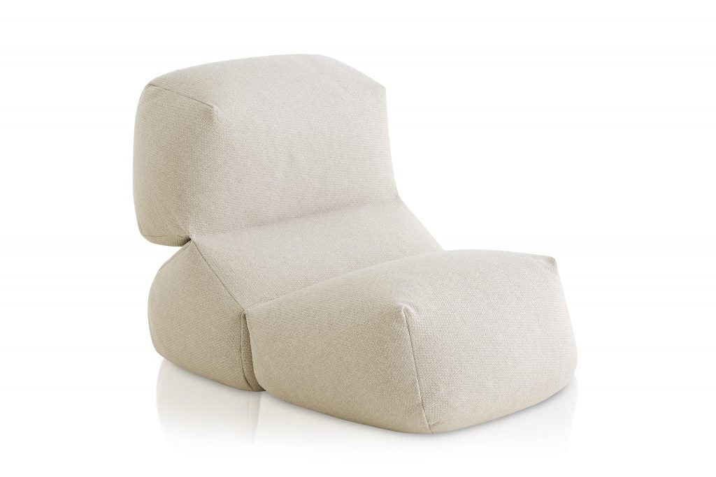 Gandia Blasco Grapy Lounge Chair in bora bora, Frontansicht, leicht seitlich 