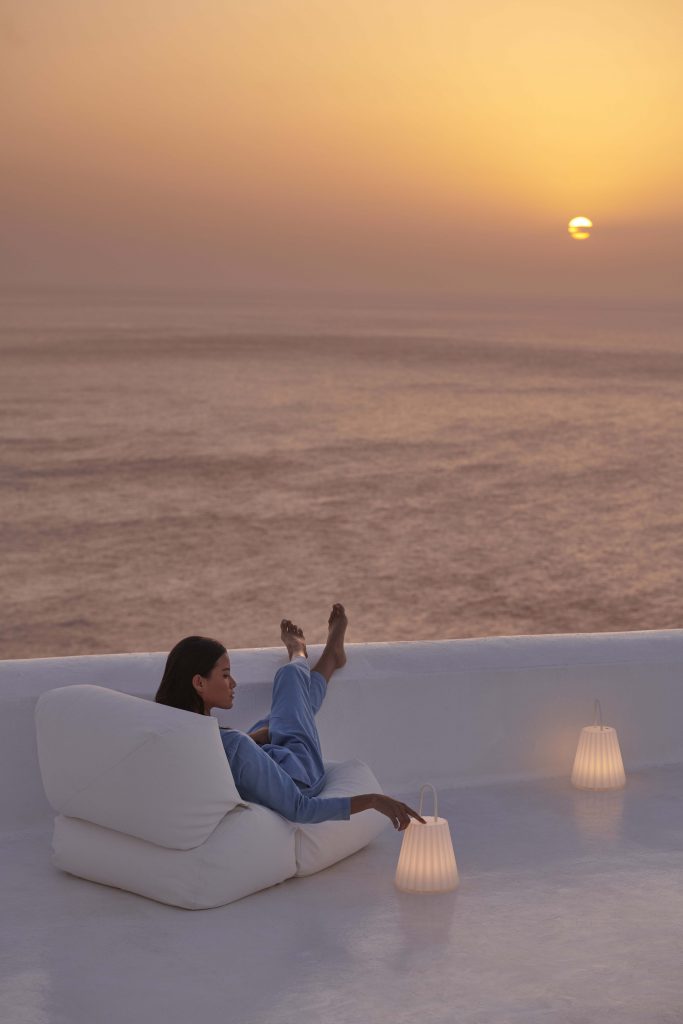 Gandia Blasco Grapy Lounge Chair in weiß, Rückansicht, mit Model