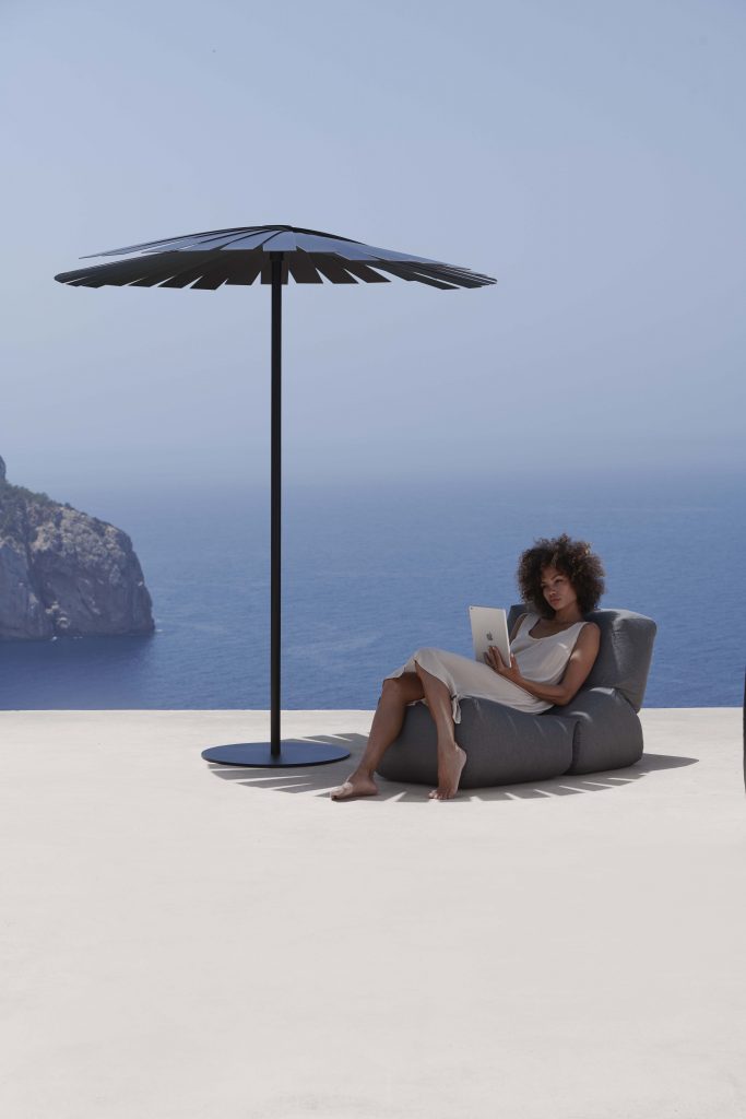 Gandia Blasco Grapy Lounge Chair in grau, Seitenansicht, mit Model