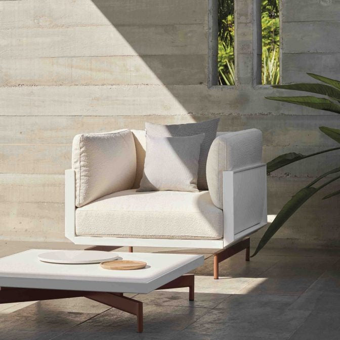 Gandia Blasco Onde Lounge Chair in weiß, Frontansicht, etwas seitlich 