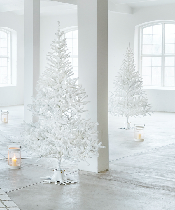 Der Garden Glory Christmas Tree Stand White bietet mehr Platz für Wasser, da er einen höheren Stamm hat. Dadurch bleibt Ihr Baum länger frisch und gesund. Der Ständer besteht aus hochwertigem Aluminiumguss und ist mit massiven Messingschrauben ausgestattet. Dadurch ist er rostbeständig, belastbar und langlebig.
