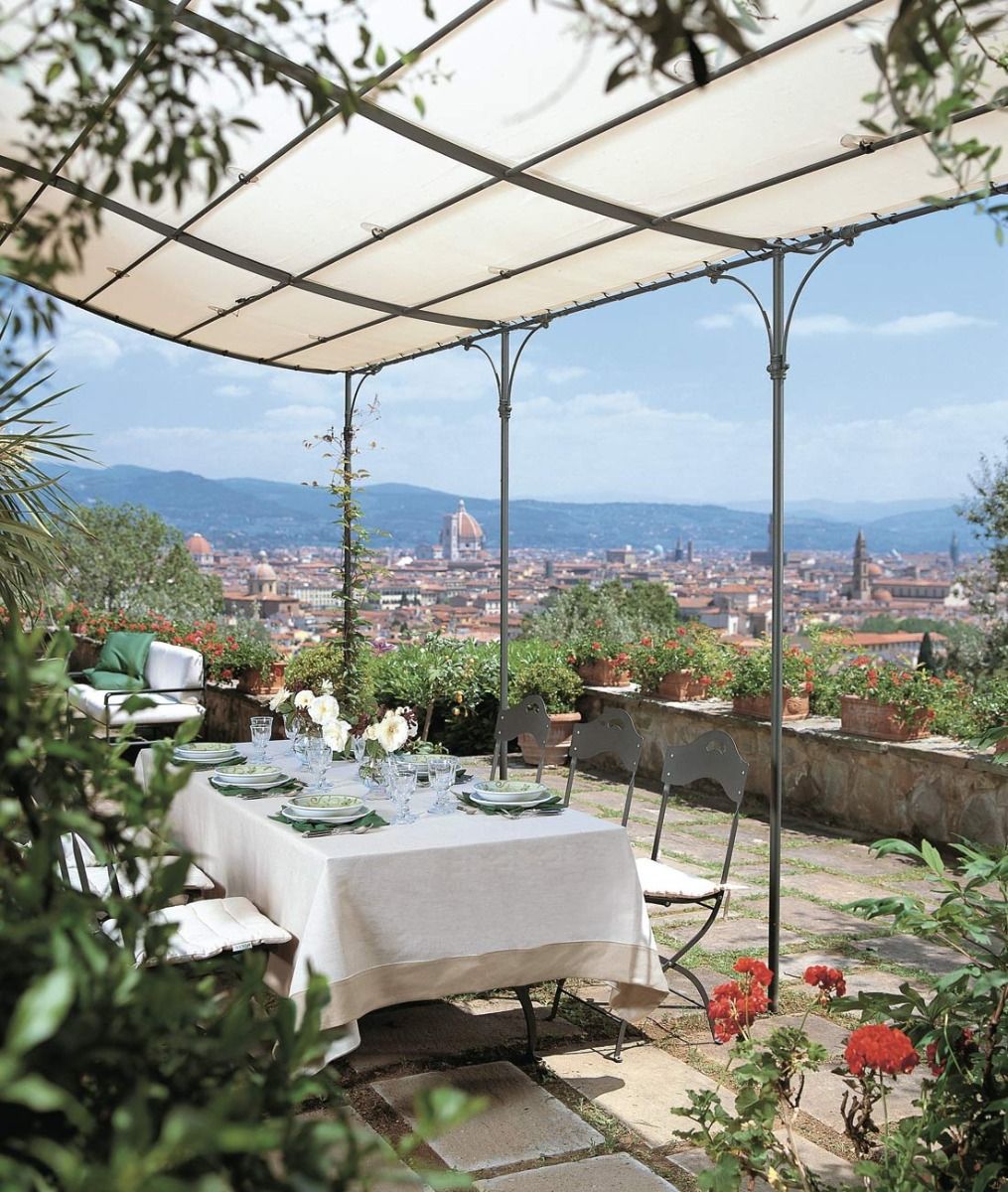 Die Unopiu Ersatzplane für die Solaire Pergola besteht aus 39% Polyester und 61% PVC, wodurch sie wetterfest und langlebig ist. Die elegante Farbgebung in Weiß und Beige macht sie zu einem stilvollen Accessoire für Ihren Garten. Im Lieferumfang sind alle notwendigen Befestigungselemente enthalten.