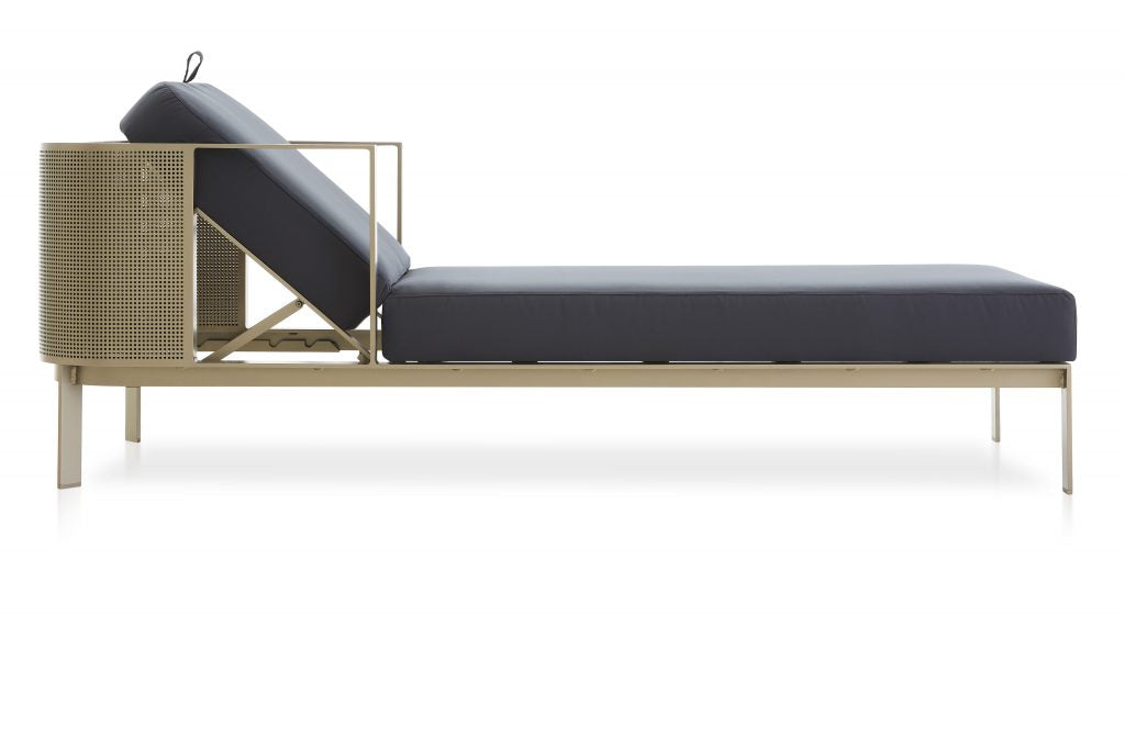 Gandia Blasco Solanas Chaise Lounge in schwarz, Seitenansicht, Lehne nach oben 