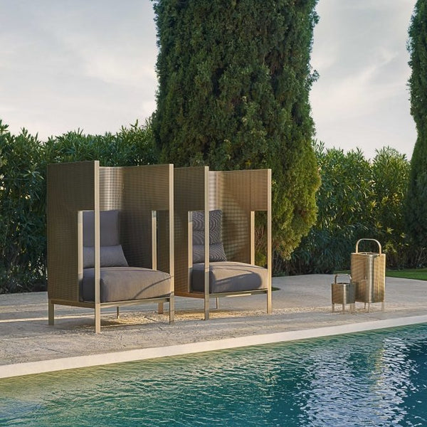 Gandia Blasco Solanas Cocoon Lounge Chair in gold am Pool