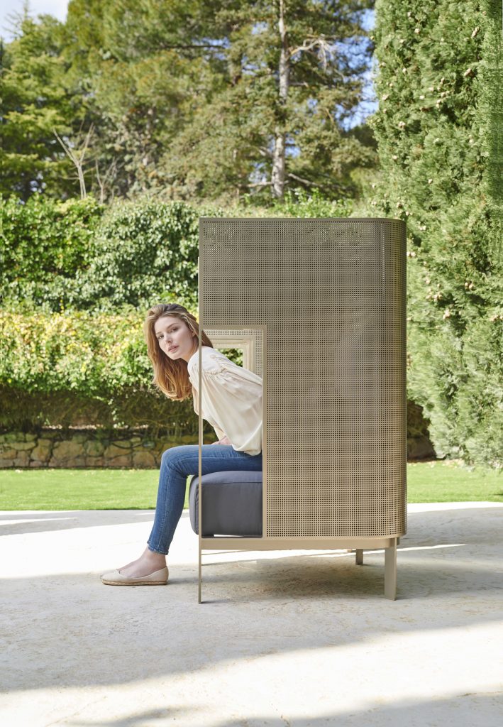 Gandia Blasco Solanas Cocoon Lounge Chair in gold mit Model, Seitenansicht 