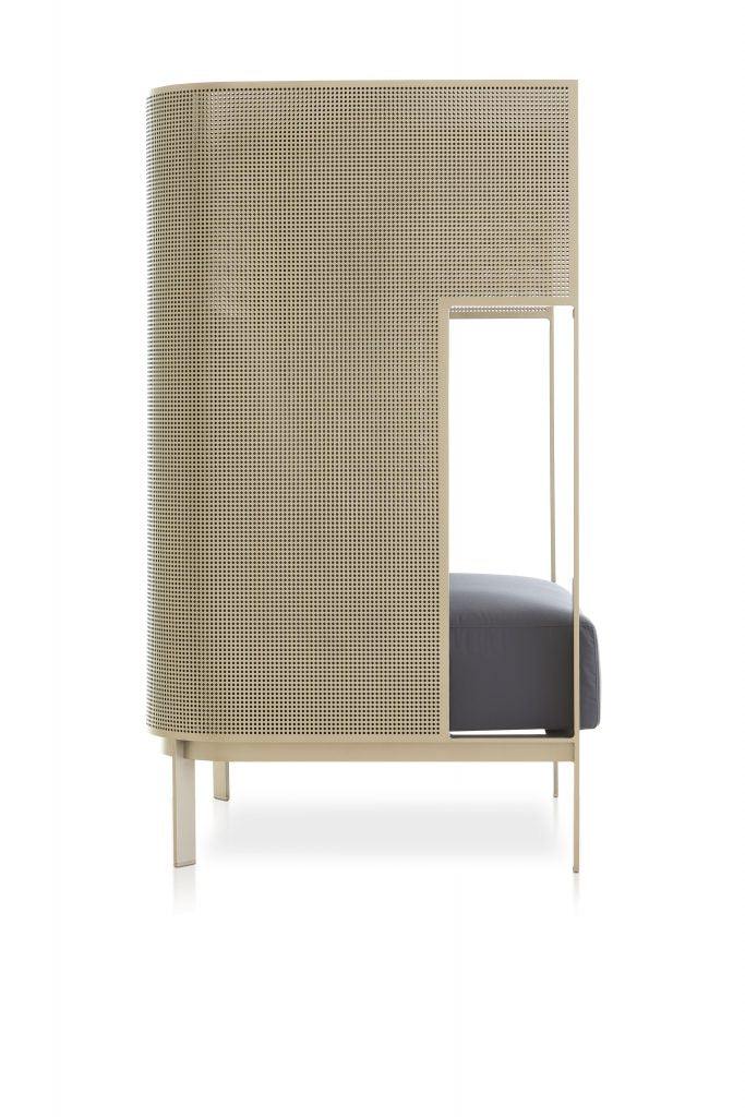 Gandia Blasco Solanas Cocoon Lounge Chair in gold, Seitenansicht