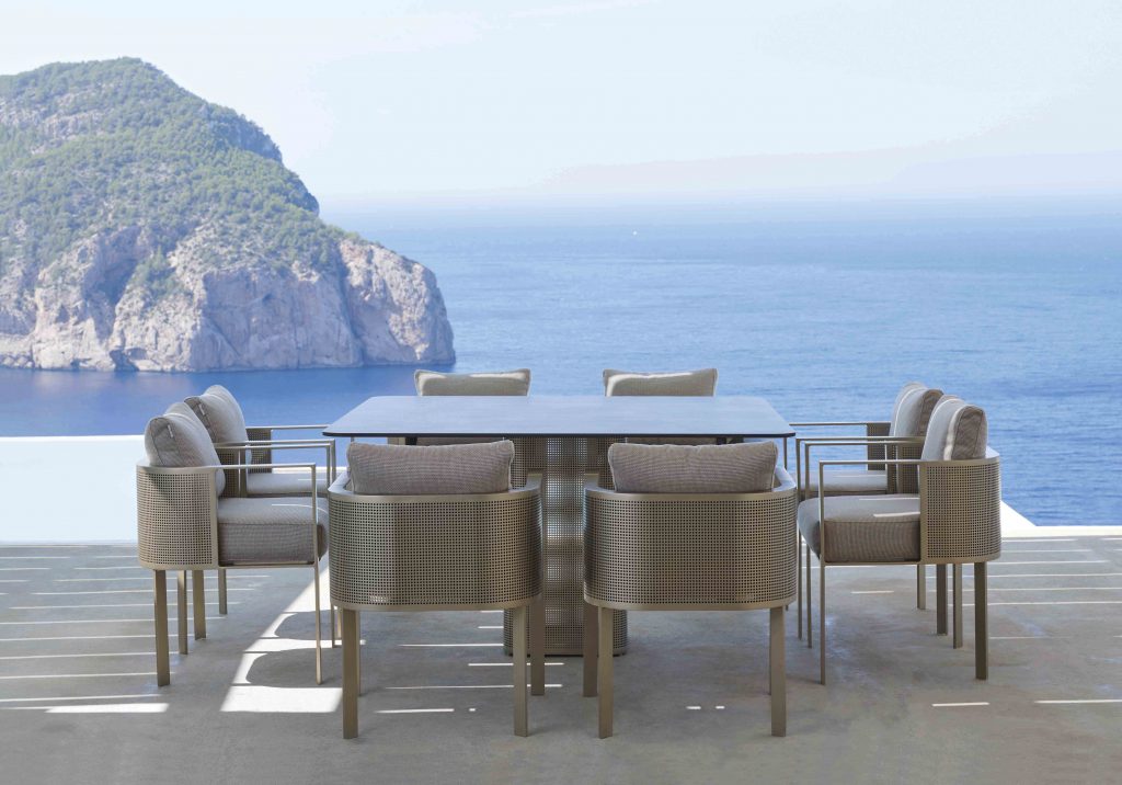 Gandia Blasco Solanas Dining Table 140 in gold, Frontansicht, mit Stühlen