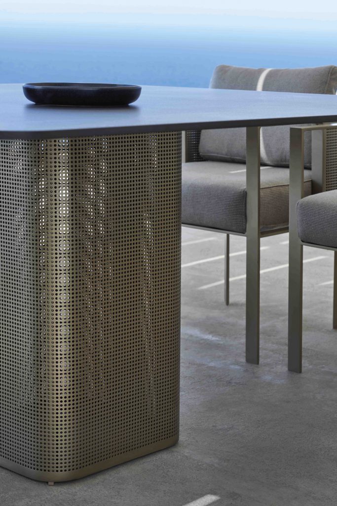 Gandia Blasco Solanas Dining Table 140 in gold, Seitenansicht, Detail Tischbein