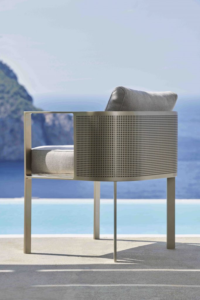 Gandia Blasco Solanas Dining Armchair in gold, Seitenansicht 