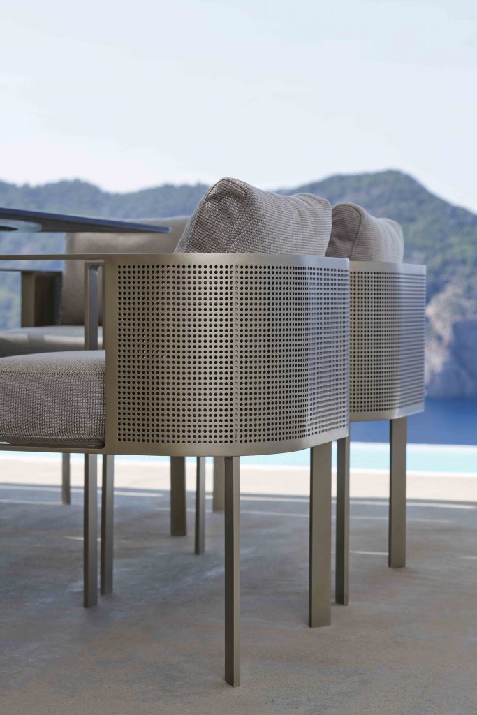 Gandia Blasco Solanas Dining Armchair in gold, Seitenansicht, am Tisch 