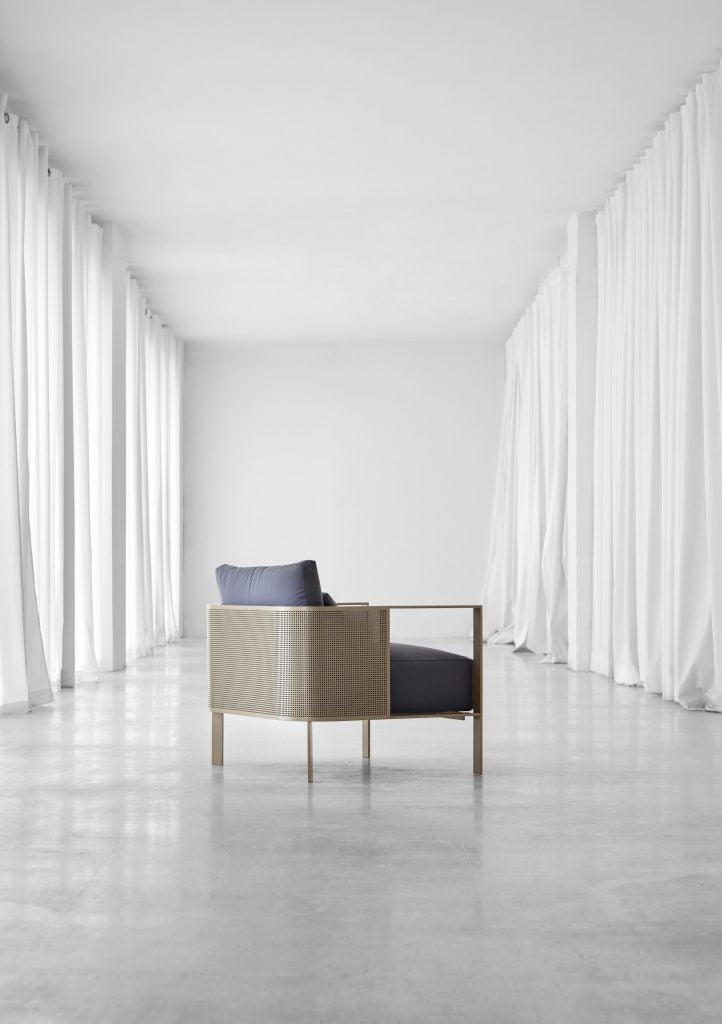 Gandia Blasco Solanas Lounge Chair in gold/blau, Rückansicht, leicht seitlich