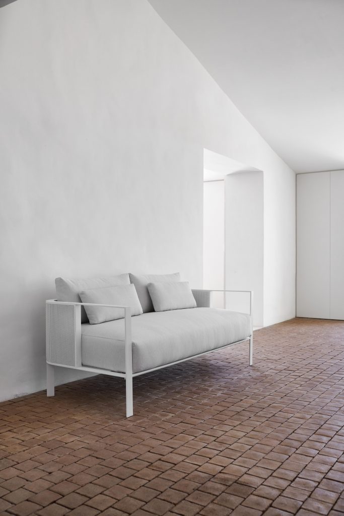 Gandia Blasco Solanas 2 Seat Sofa in weiß, Seitenansicht 