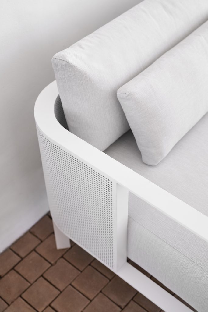 Gandia Blasco Solanas 2 Seat Sofa in weiß, Details Seitenansicht 