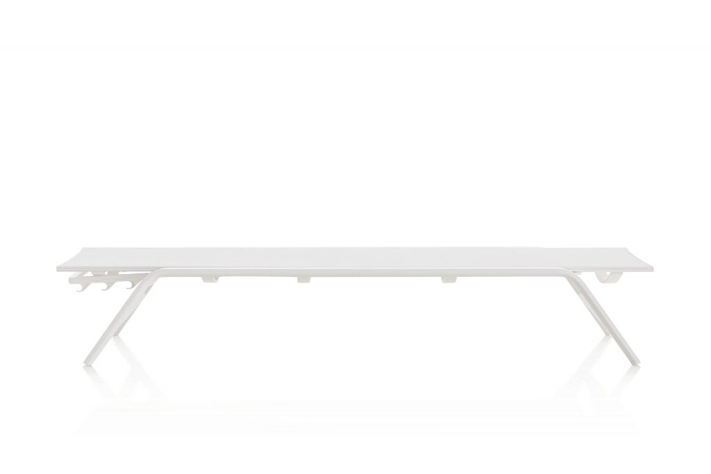 Gandia Blasco Stack Chaise Lounge in weiß, Seitenansicht, ohne Arme, ohne Räder, liegend