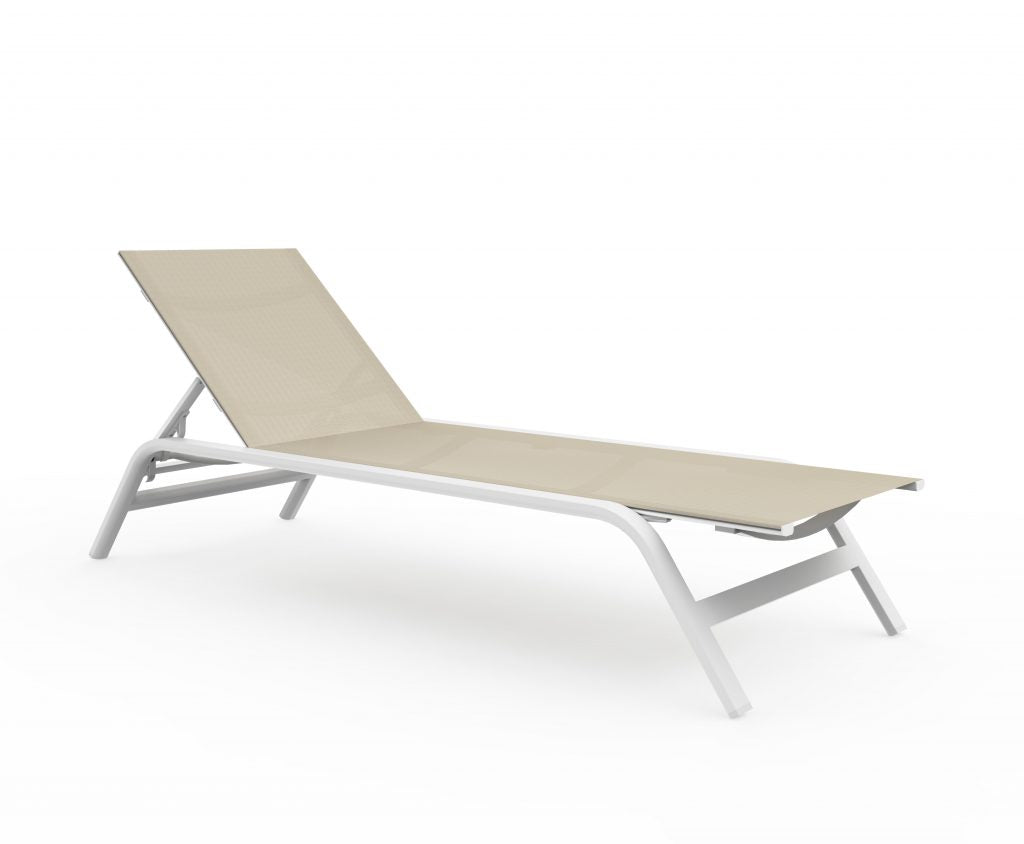 Gandia Blasco Stack Chaise Lounge in weiß/sand, Seitenansicht, ohne Arme, ohne Räder, ohne Kissen
