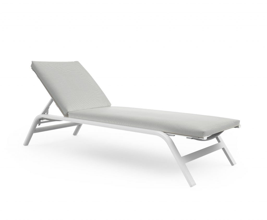 Gandia Blasco Stack Chaise Lounge in weiß/grau, Seitenansicht, ohne Arme, ohne Räder, mit Kissen