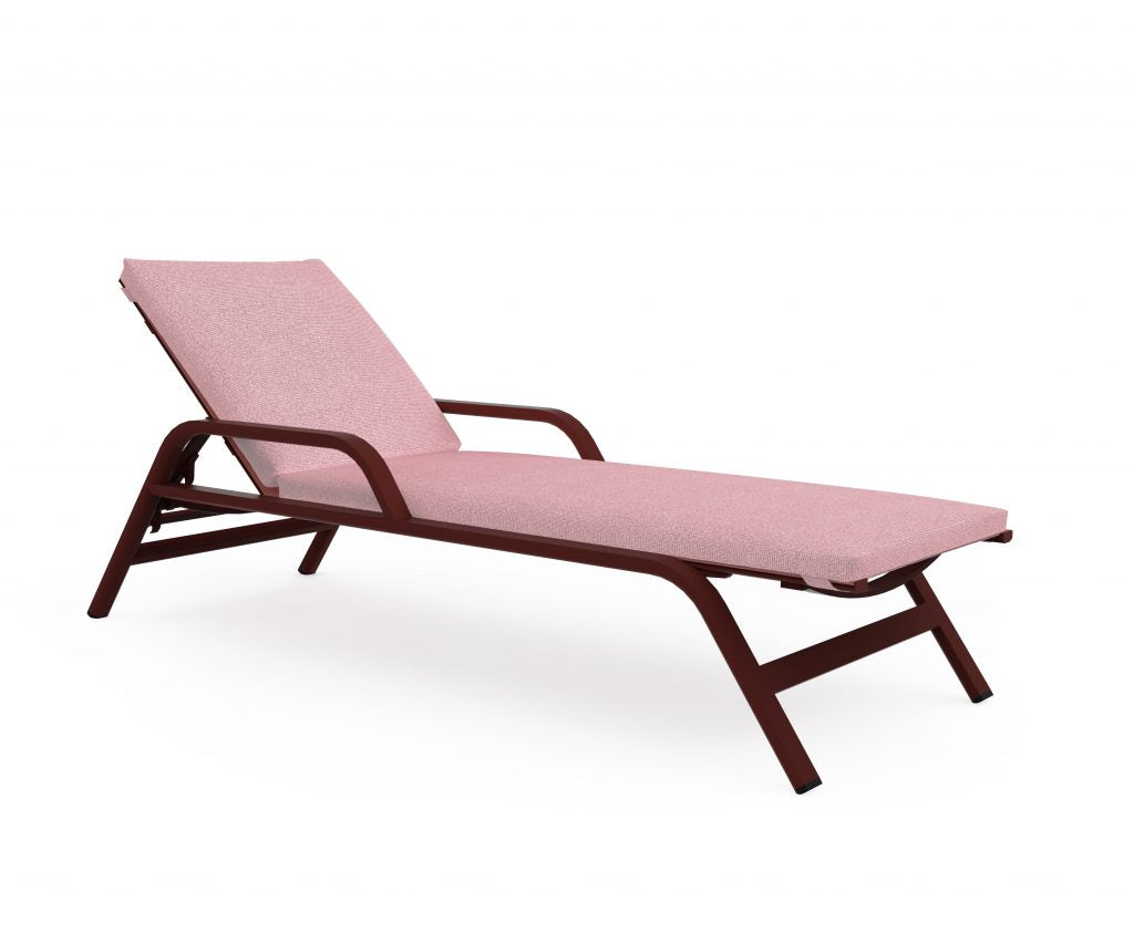 Gandia Blasco Stack Chaise Lounge in weinrot, Seitenansicht, mit Armen, ohne Räder, mit Kissen